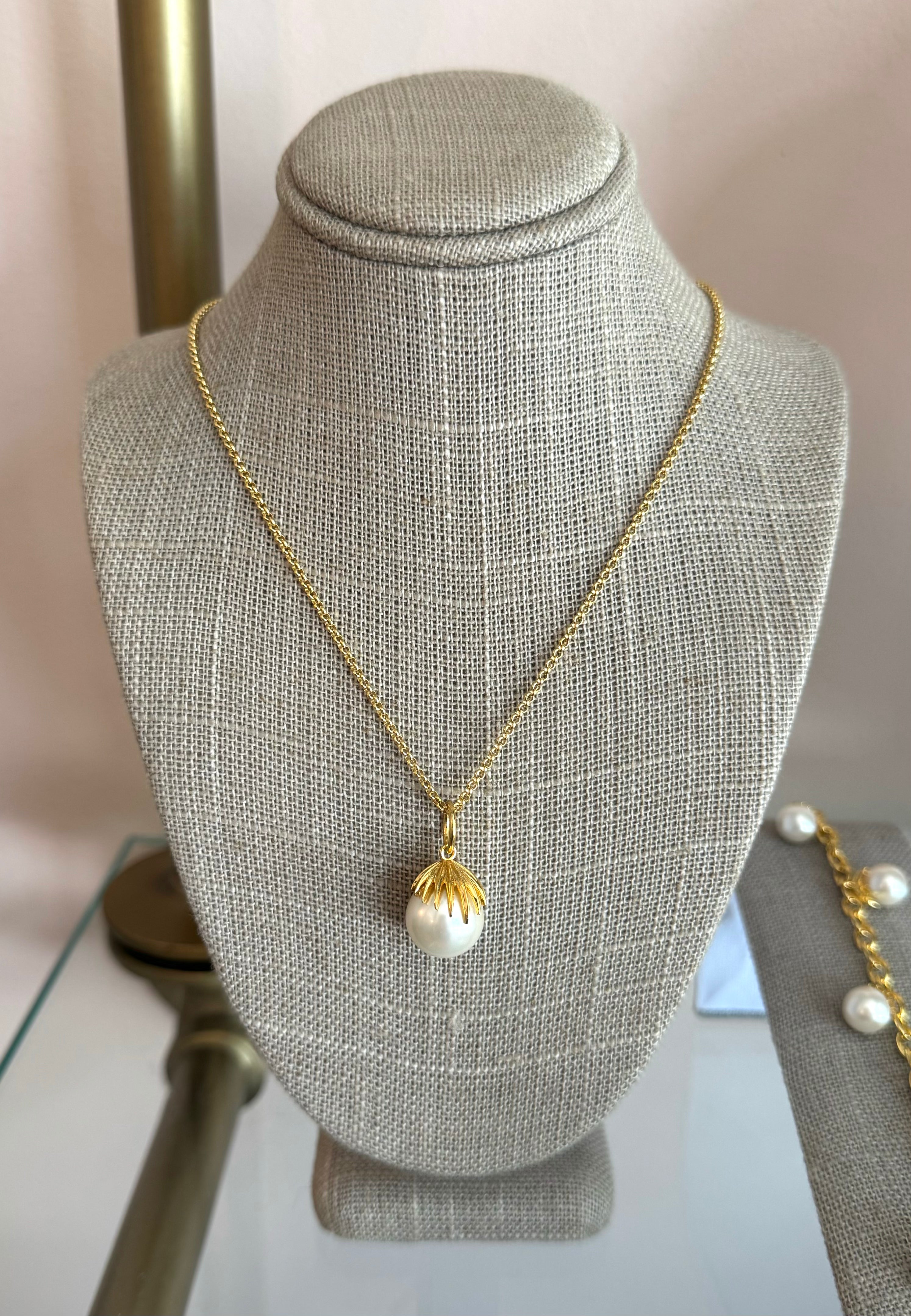 Single Palm Pearl Necklace1