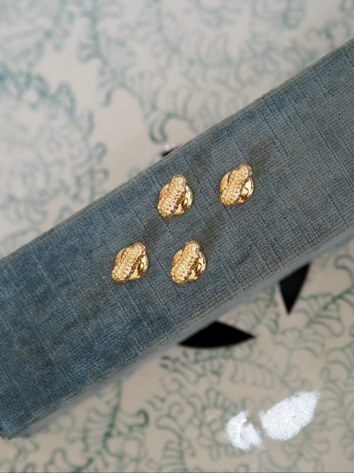 peanut shirt studs1